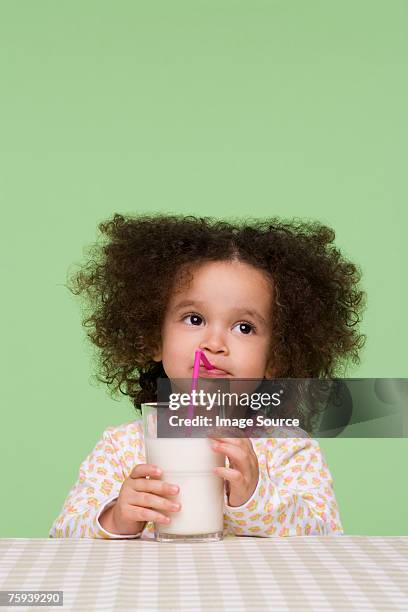 mädchen trinkt milch - toddler milk stock-fotos und bilder