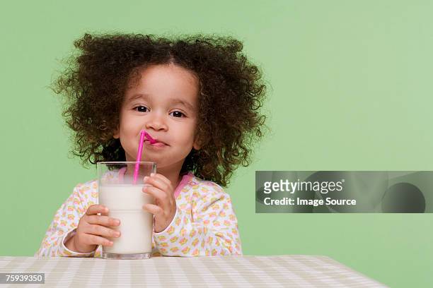 ragazza di bere il latte - 2 3 anni foto e immagini stock