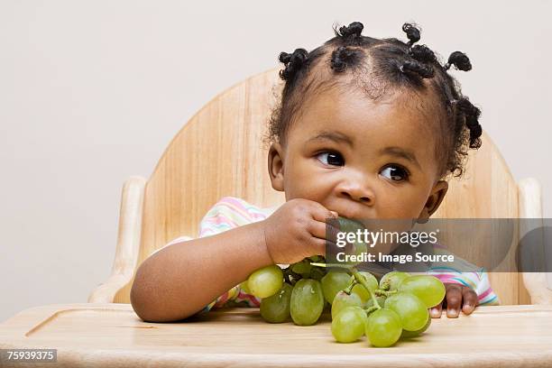 bebê menina comer uvas - baby eating food imagens e fotografias de stock