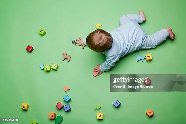 babys mit bausteinen - kinder spielzeug stock-fotos und bilder