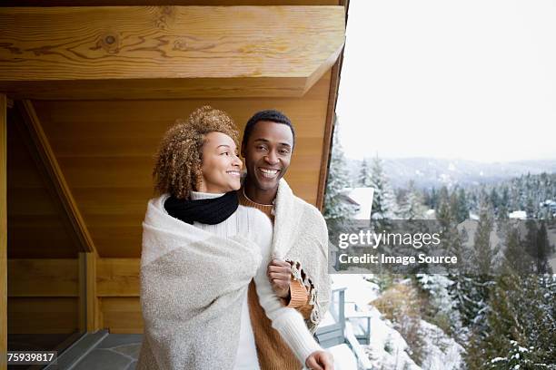 couple wearing a blanket - ski resort 個照片及圖片檔