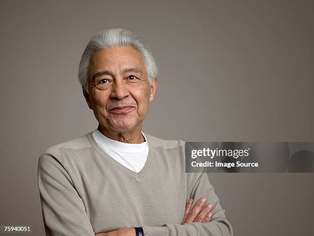 ritratto di un uomo anziano - vecchio saggio foto e immagini stock