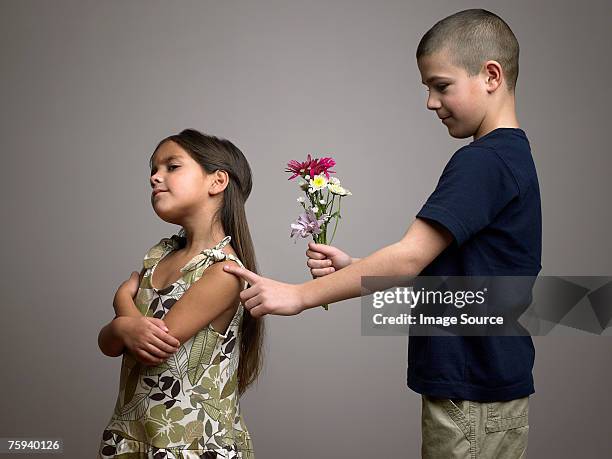 junge versucht, um blumen für mädchen - man giving flowers stock-fotos und bilder