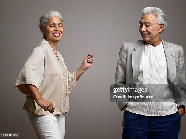 mann beobachten frau tanzen - couples studio portrait stock-fotos und bilder
