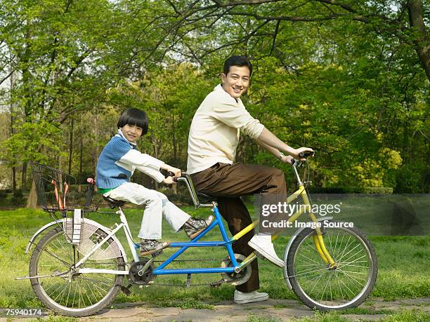 ポートレートを父と息子のタンデム自転車 - tandem ストックフォトと画像