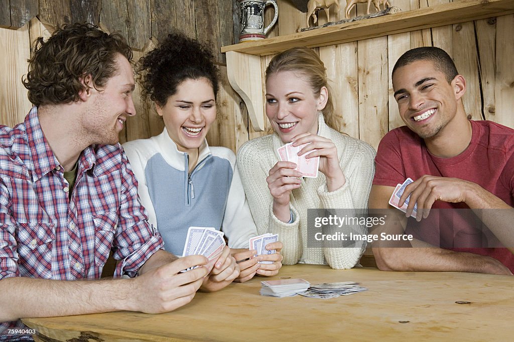 Freunde Spielkarten in der Kabine