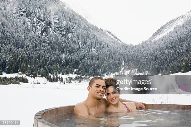 paar in einer hot tub in der nähe der berge - zillertal stock-fotos und bilder