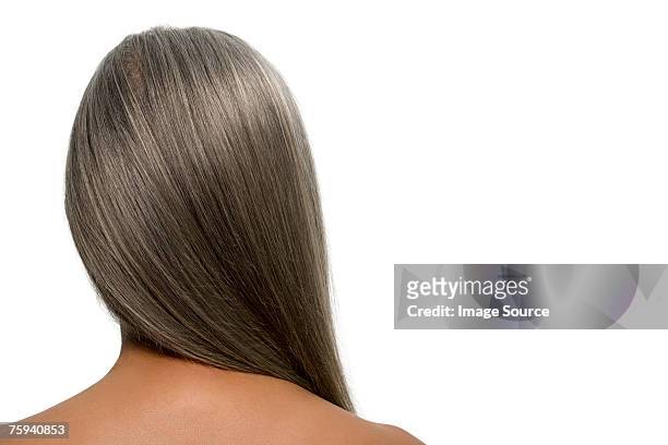 vista posteriore di una donna con i capelli grigi - capelli grigi foto e immagini stock