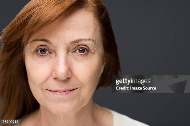 retrato de uma mulher madura - wrinkled imagens e fotografias de stock