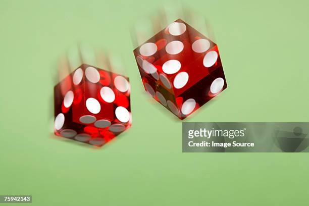 falling dice - rolling stockfoto's en -beelden
