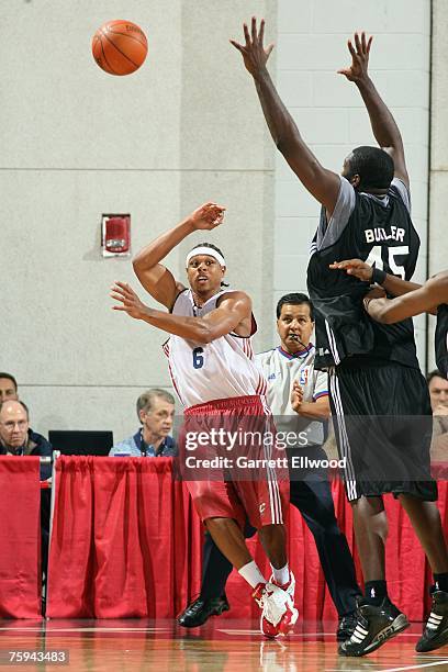 Shannon Brown of the Cleveland Cavaliers passes during Game 3 of the NBA Summer League against the San Antonio Spurs on July 7, 2007 at the Cox...