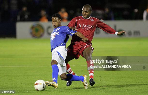 Millonario's players Alex Diaz vies for the ball with Bolognesi player Carlos Enrique during the Copa Sudamericana 2007, 02 August, 2007 in Bogota,...