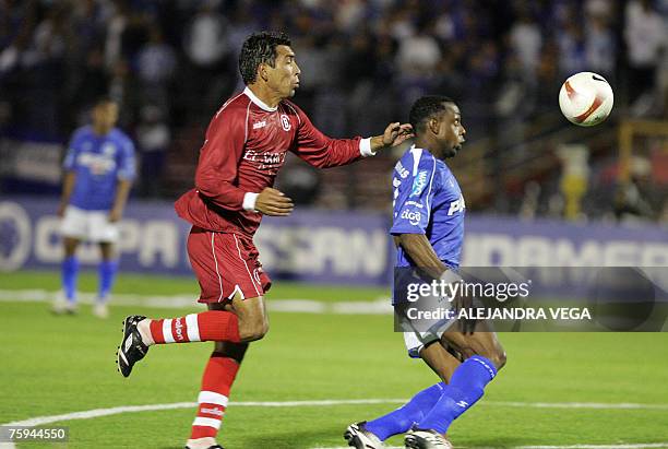 Millonario's players Alex Diaz vies for the ball with Bolognesi player Paul Cominges during the Copa Sudamericana 2007, 02 August 2007 in Bogota,...