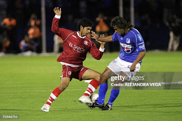 Millonario's players Gerardo Bedoya vies for the ball with Bolognesi player Mario Soto during the Copa Sudamericana 2007, 02 August 2007 in Bogota,...