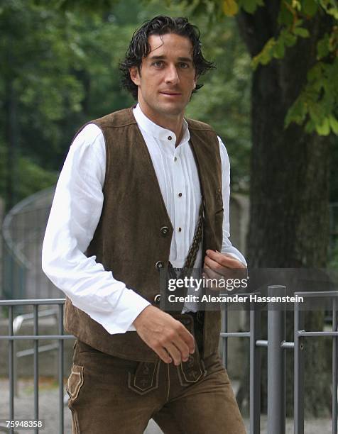 Luca Toni arrives for the Bayern Munich team sponsor photocall at the Nockherberg on August 03, 2007 in Munich, Germany.