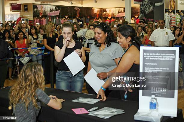 Sarah Jessica Parker signs autographs August 3, 2007 at Steve & Barry's in Mount Prospect, Illinois.