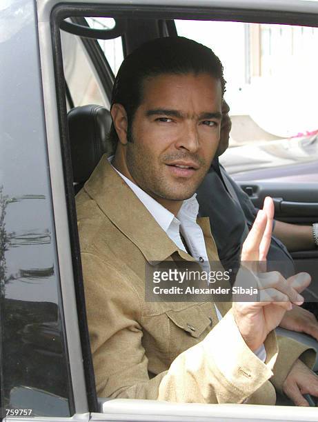 Singer Pablo Montero waves the peace sign as he exits a press conference for the upcoming "Dia De La Madre" concert and banquet April 10, 2002 in...