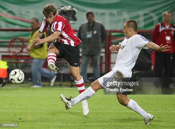 Real's Cannavaro Fabio competes for the ball with Lazovic Danko of FC PSV Eindhoven during the Railways Cup final between Real Madrid and PSV...