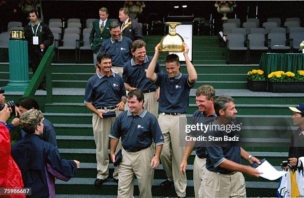 The Internationals get the cup during the 1998 Presidents Cup on December 11-13, 1998 at Royal Melbourne GC in Melbourne, Victoria, Australia.