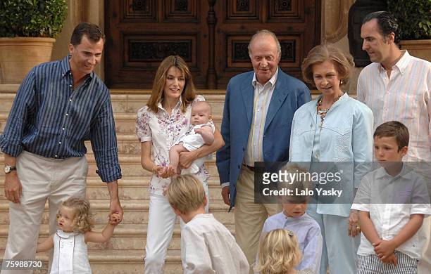 Spanish Royals pose for photographers at Marivent Palace on August 6, 2007 in Mallorca,Spain