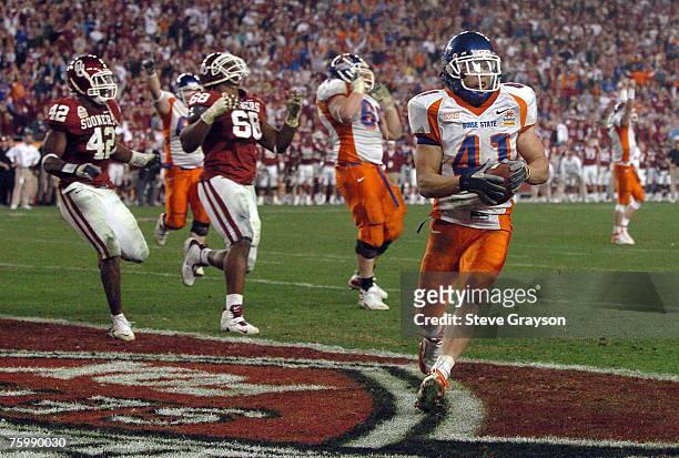Boise State's Ian Johnson scoring the winning 2-point conversion during the Fiesta Bowl between Boise State and Oklahoma at the University of Phoenix...
