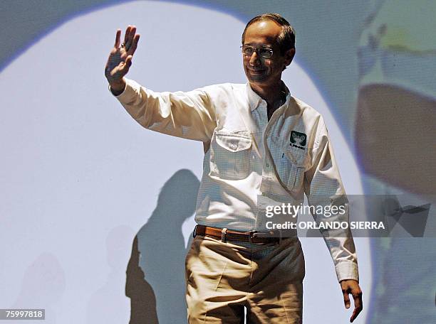 Alvaro Colom, candidato presidencial por el Partido Unidad Nacional de la Esperanza , saluda a miles de jovenes que participan en la Feria Politica...