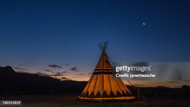 silhouette of a teepee tent at sunrise, utah, america, usa - tipi stock-fotos und bilder