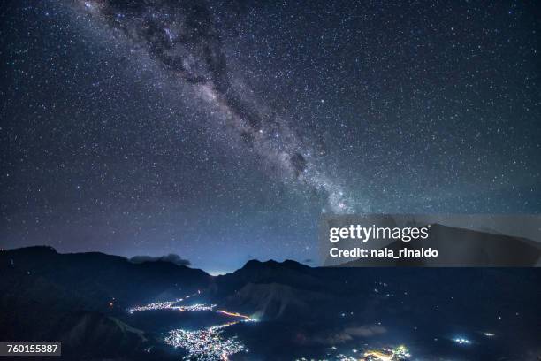 mount rinjani at night, west nusa tenggara, indonesia - mount rinjani 個照片及圖片檔