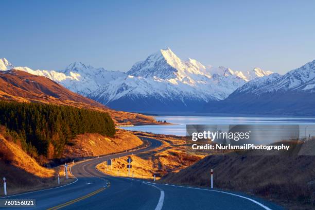 winding road leading to mount cook village, canterbury, south island, new zealand - south island new zealand 個照片及圖片檔