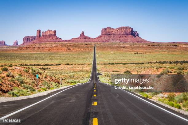 road leading to monument valley, utah, america, usa - monument valley stockfoto's en -beelden
