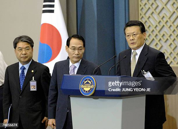 South Korea's chief presidential security adviser Baek Jong-Cheon announces the summit between South and North Korea as Unification Minister Lee...