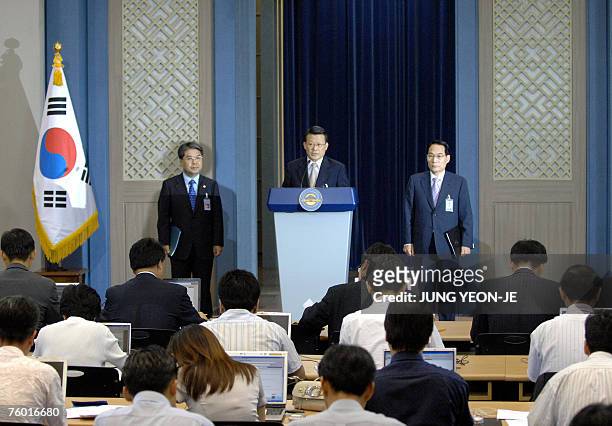 South Korea's chief presidential security adviser Baek Jong-Cheon announces the summit between South and North Korea as Unification Minister Lee...