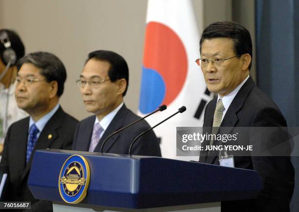 South Korea's chief presidential security adviser Baek Jong-Cheon announces the summit between South and North Korea as Unification Minister Lee...