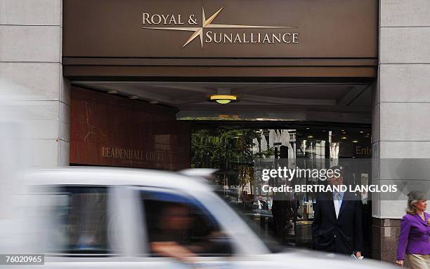 Taxi cruises by the offices of the Royal and Sun Alliance in London, 08 August 2007. British insurer Royal and Sun Alliance said today it planned to...