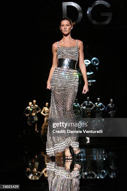 Gisele Bundchen wearing Dolce & Gabbana Fall/Winter 2007