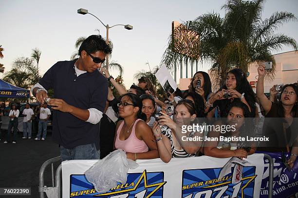 Fans wait in line to meet Enrique Iglesias on August 5, 2007 at Rythmo Latino in Anaheim, California.