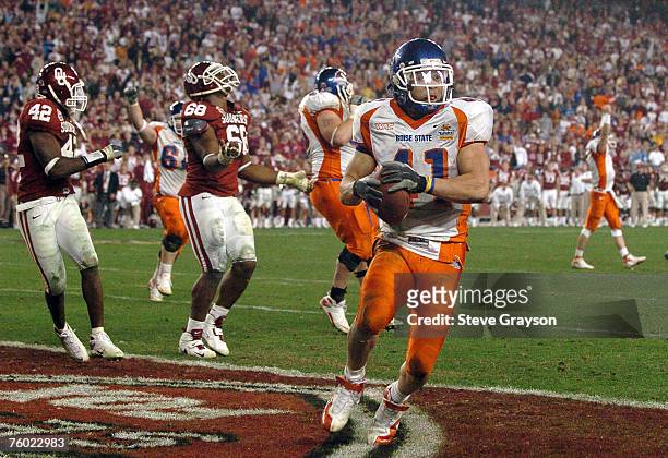 Boise State's Ian Johnson scoring the winning 2-point conversion during the Fiesta Bowl between Boise State and Oklahoma at the University of Phoenix...