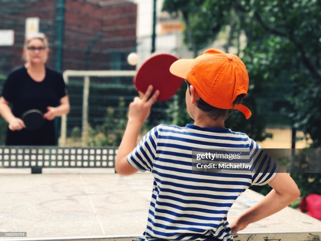 Junge, der Tischtennis spielt