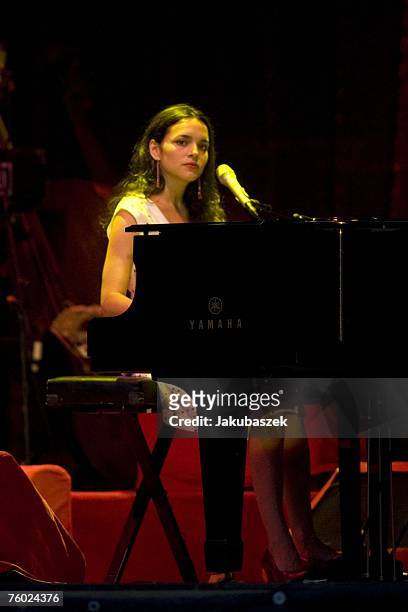 Singer Norah Jones of the USA performs during a concert of the Zitadelle Music Festival 2007 at the Zitadelle Spandau on August 8, 2007 in Berlin,...
