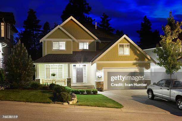 canada, british columbia, kelowna, house exterior and driveway at night - típico de clase mediana fotografías e imágenes de stock