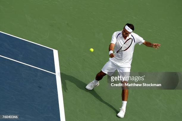 Roger Federer of Switzerland returns a shot to Fabio Fognini of Italy during the Coupe Rogers August 9, 2007 at Stade Uniprix in Montreal, Quebec,...