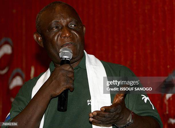 Sierra Leone's current vice president Solomon Berewa gives a speech during an election campaign rally in Freetown 09 August 2007. Despite huge...