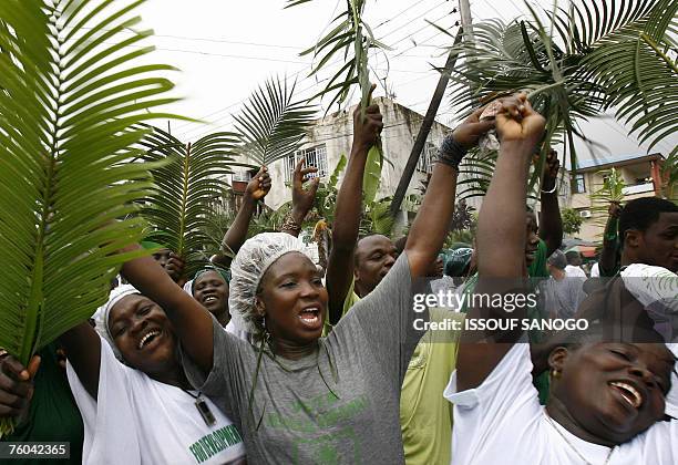 Supporters of Sierra Leone's current vice president Solomon Berewa shout slogans during an election campaign rally in Freetown 09 August 2007....