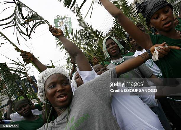 Supporters of vice president and ruling Sierra Leone's People's Party candidate Solomon Berewa dance during an election campaign rally in Freetown 09...