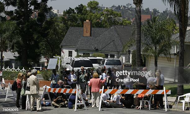 Linda Deutsch , the designated court pool reporter, presents the media with the pool report of the visit of the home of music producer Phil Spector...