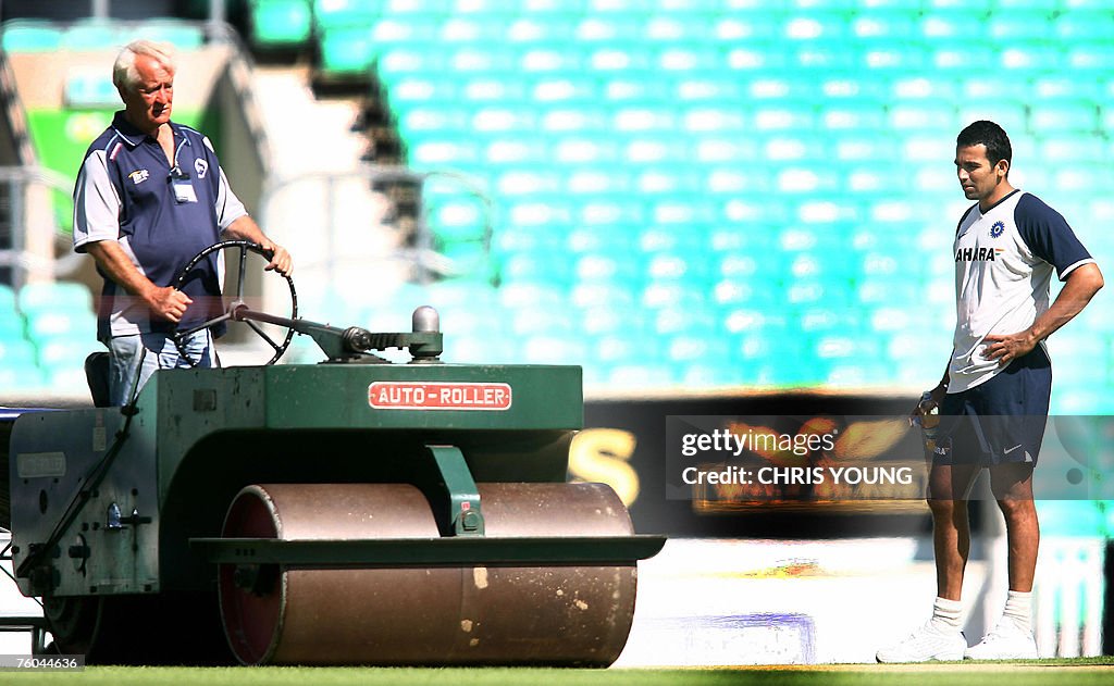 Indian bowler Zaheer Khan (R) inspects t