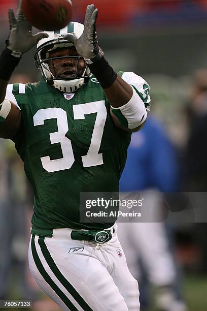 Fullback Darien Barnes of the New York Jets makes a catch against the Atlanta Falcons August 10, 2007 at Giants Stadium in East Rutherford, New...