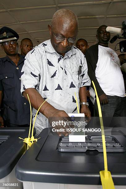 The incumbent vice president and ruling Sierra Leone People's Party presidential candidate, Solomon Berewa, casts his vote at a polling station in...