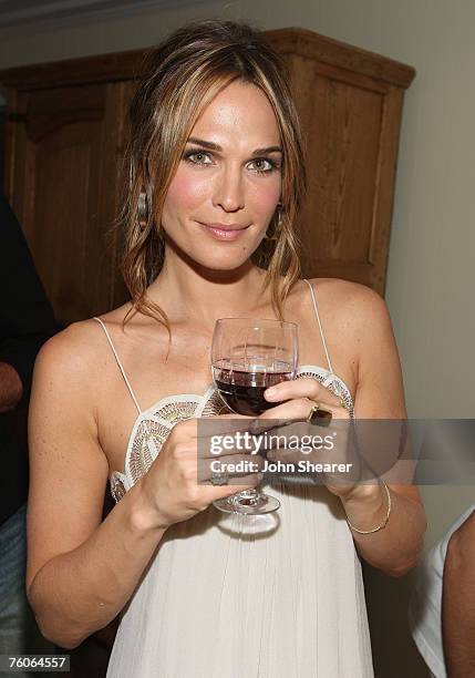 Molly Sims attend the dinner for Luxery Skincare Company Natura Bissa at a private residence on August 11, 2007 in Malibu, California.