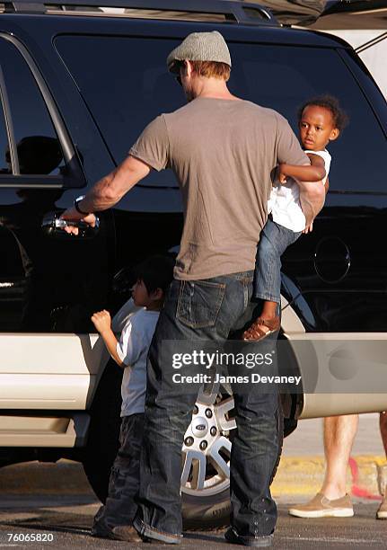 Brad Pitt and Angelina Jolie visit The Field Museum with their children on August 11, 2007 in Chicago.